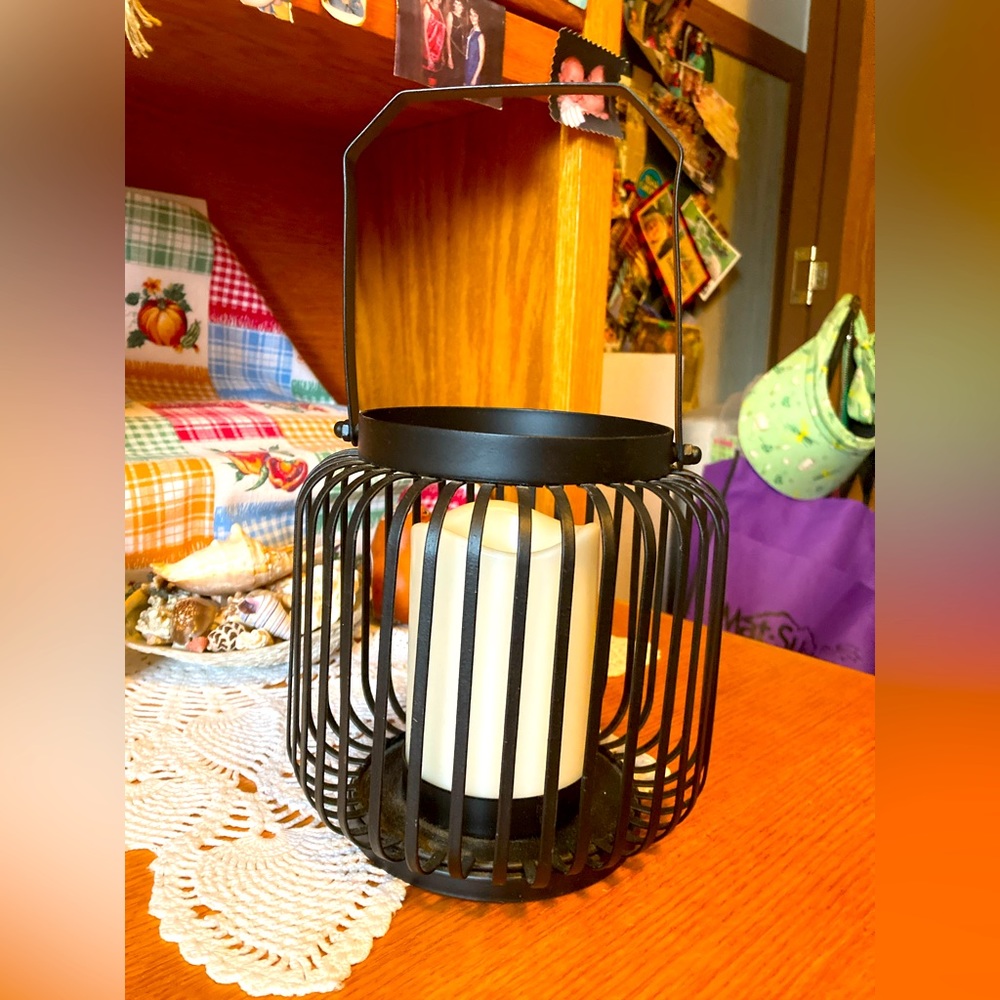 Lantern with lighting that runs on batteries, black rod iron, off white light